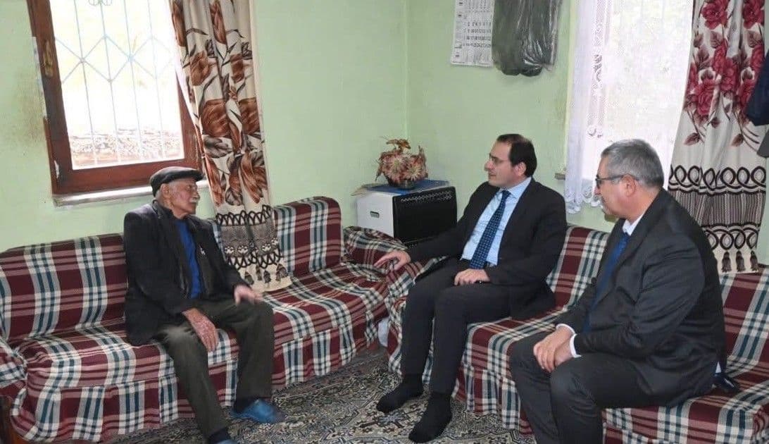 Çay Kaymakamı Türker'den Dünya Yaşlılar Günü'nde Anlamlı Ziyaretler