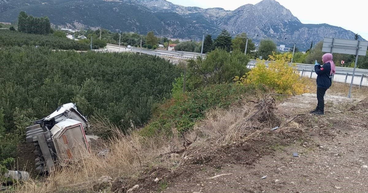 Isparta'da elma bahçesine devrilen tırın sürücüsü hayatını kaybetti