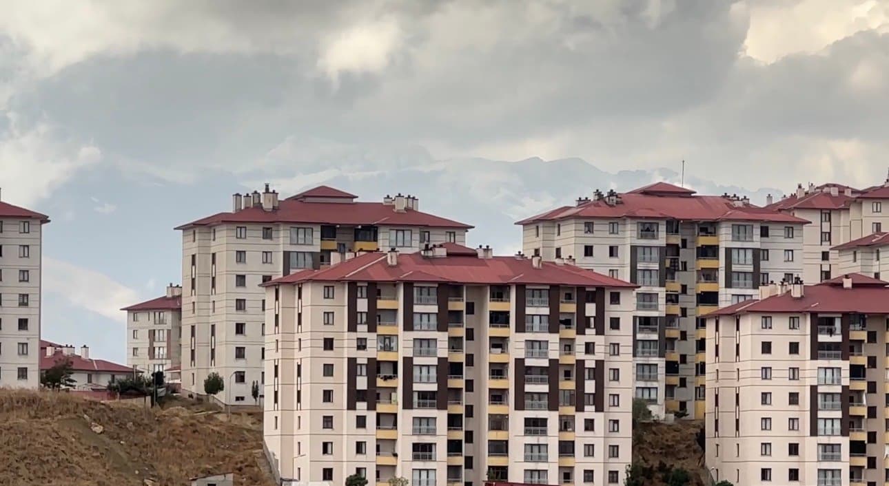Yüksekova'da Yüksek Kesimler Beyaza Büründü: Mevsimin İlk Karı Yağdı