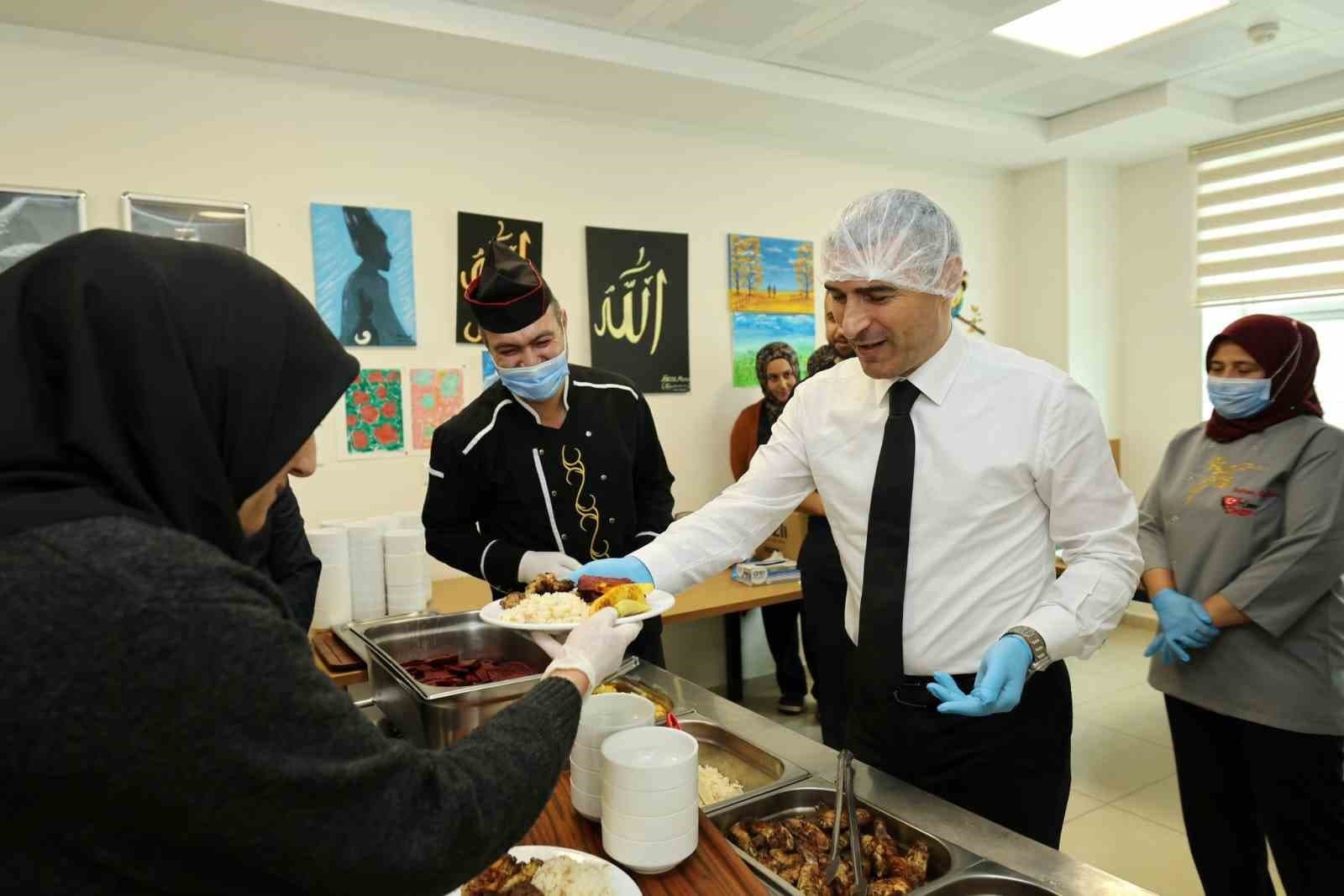 Vali Naci Aktaş Huzurevi Sakinlerini Ziyaret Edip Yemek İkram Etti