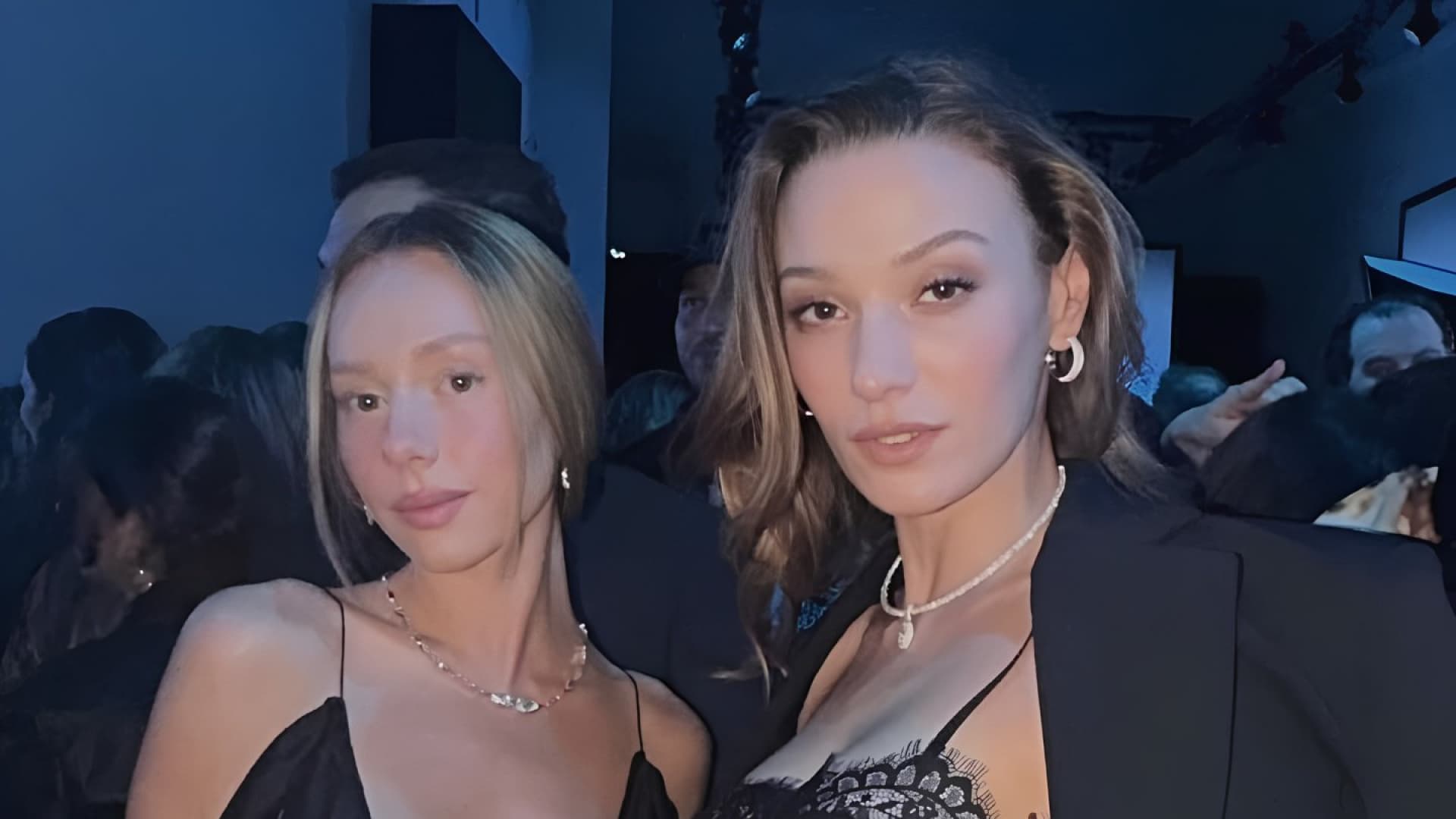 Paris Moda Haftası'nda Sümeyye Aydoğan ve Ester Exposito Aynı Kalede