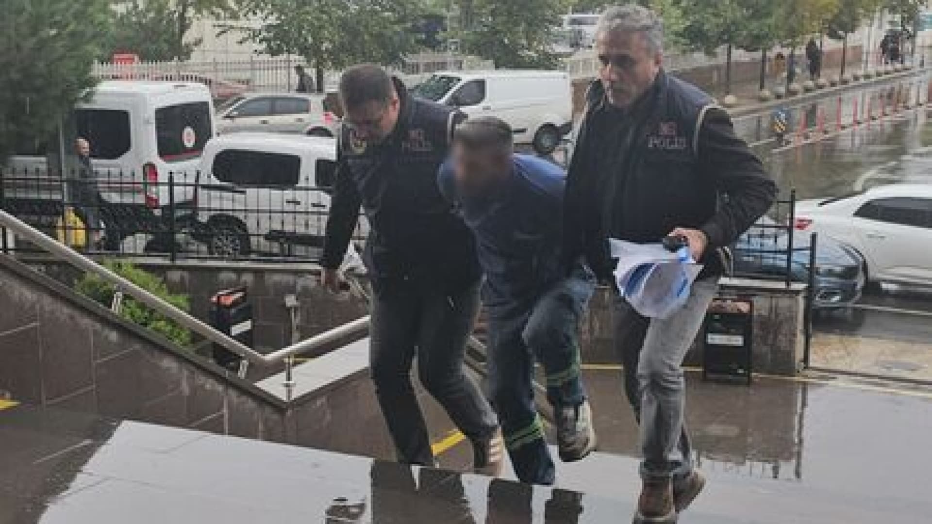 Çöp Kutusuna Bayrak Atıp Paylaşan Şüpheli Kendisi Çıktı