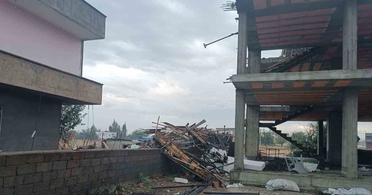 Bismil'de Şiddetli Fırtına Yıkıma Yol Açtı: Minare Yıkıldı, Ağaçlar Devrildi