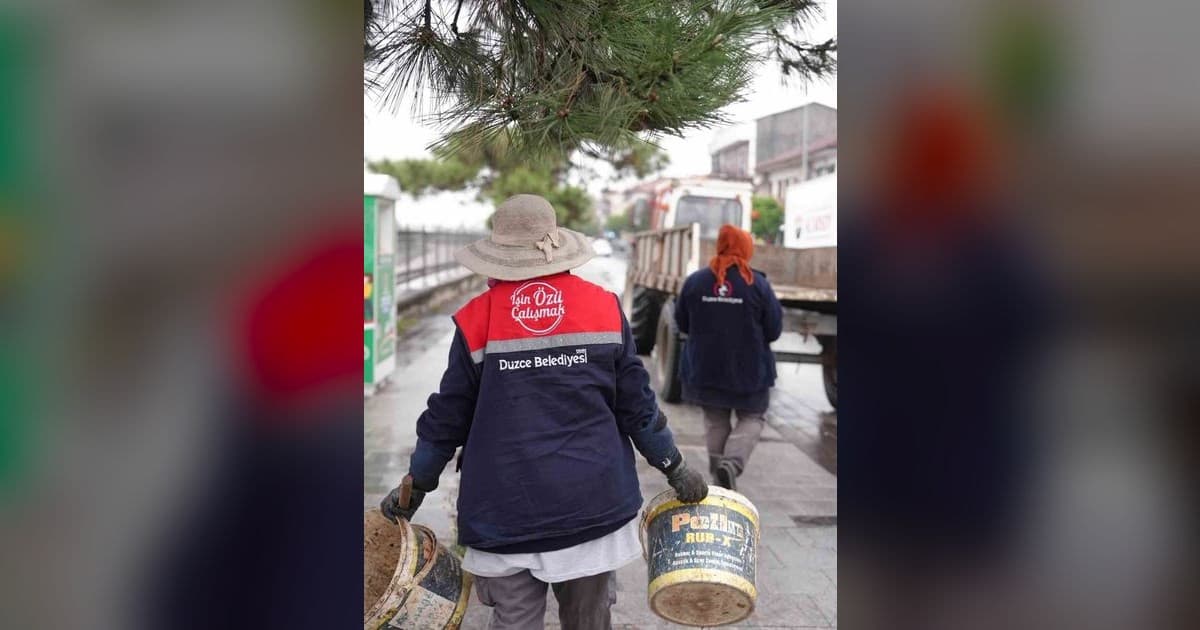 Düzce'de Yeşil Alanlarda Temizlik ve Bakım Mesaisi Sürüyor