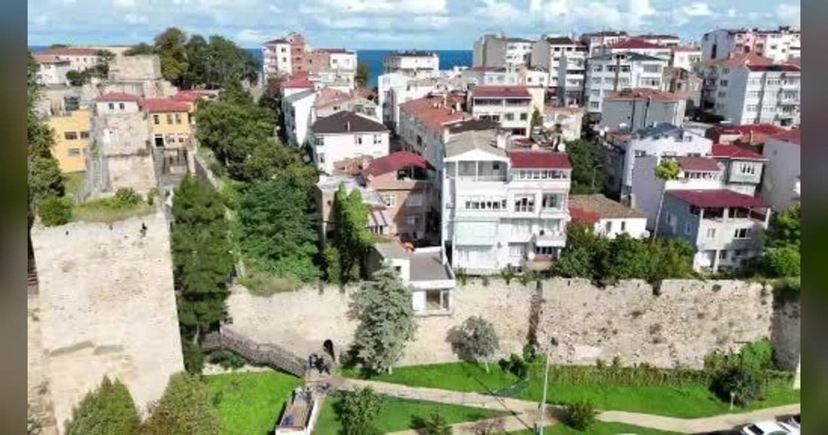 Sinop'ta Tarihi Surları Bozan Yapıların Yıkımına Başlandı