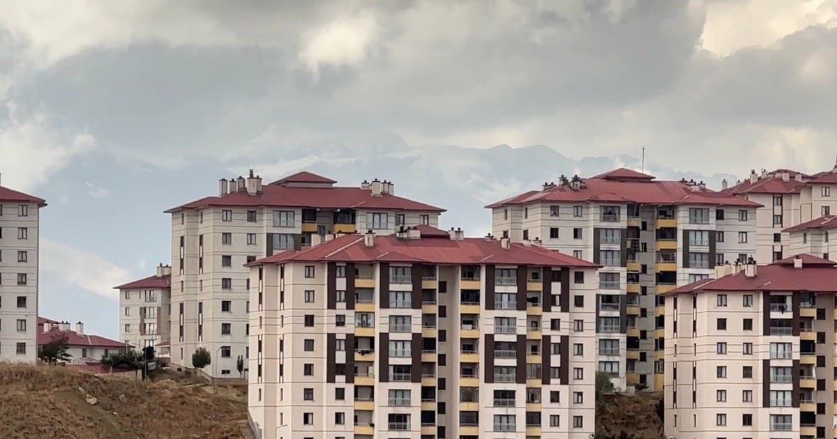 Yüksekova'da Yüksek Kesimlere Yılın İlk Karı Yağdı