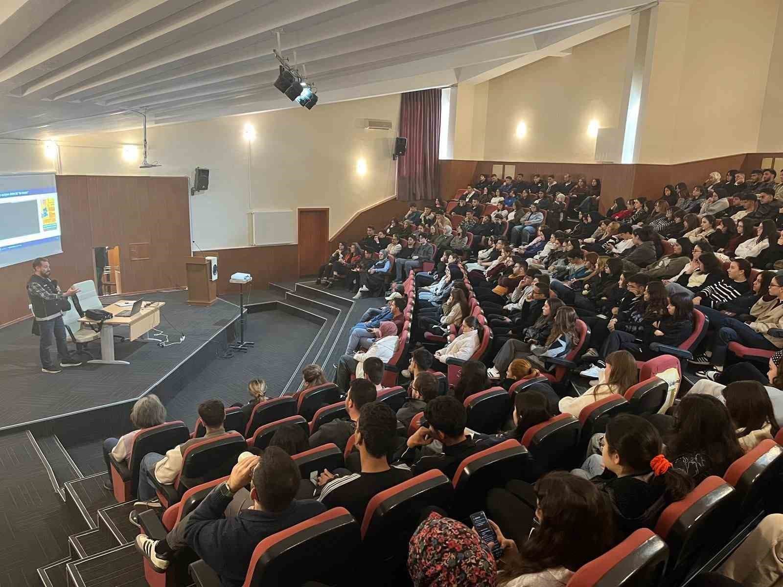 Afyonkarahisar'da Üniversitelilere Uyuşturucuyla Mücadele Eğitimi Verildi