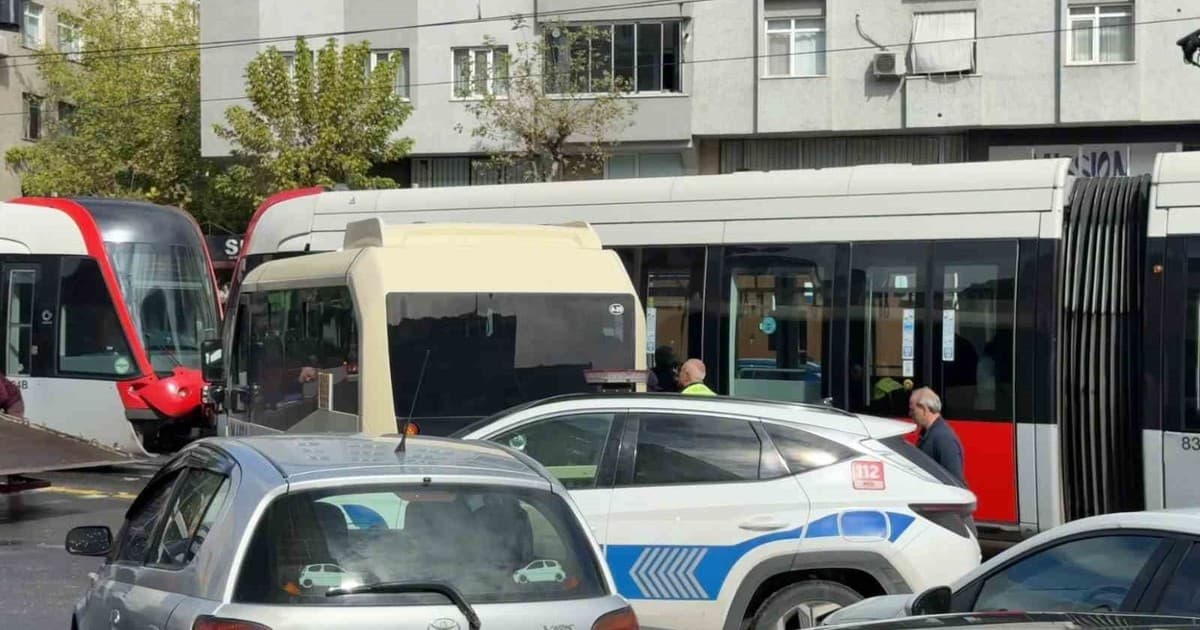 Güngören'de Kural İhlali Yapan Minibüse Tramvay Çarptı: 4 Yaralı