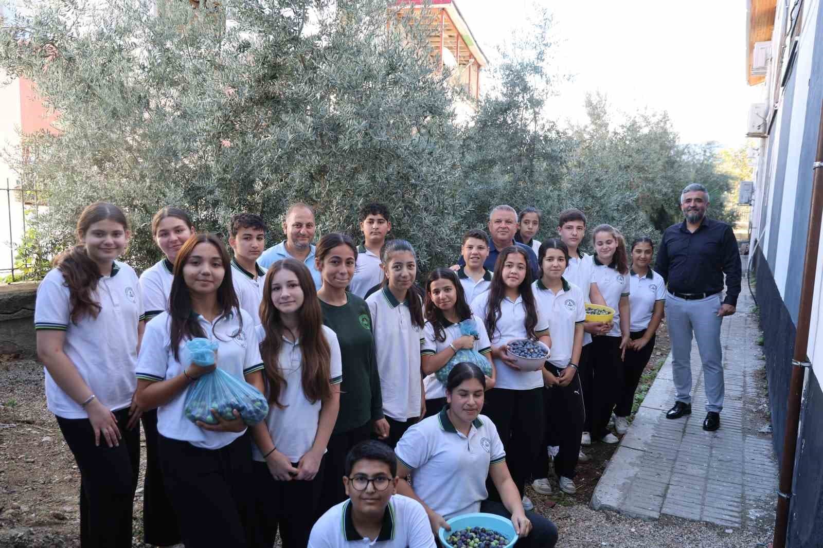 8 Yıl Önce Diktiği Fidanın Meyvesini Toplayan Öğrencilerden Anlamlı Hasat