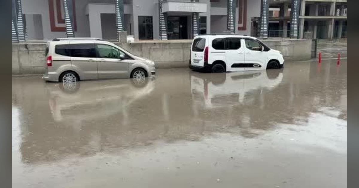 Çerkezköy'de Sağanak Yağış Trafiği Felç Etti: Yollar Sular Altında Kaldı