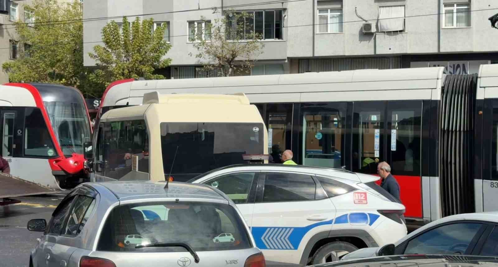 Güngören'de Tramvay Kaza Yaptı: Kural İhlali Yapan Minibüse Çarptı, 4 Yaralı