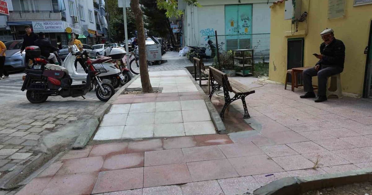 Şehzadeler'de Şeyh Ahmet Dede Türbesi Çevresindeki Kaldırımlar Yenilendi