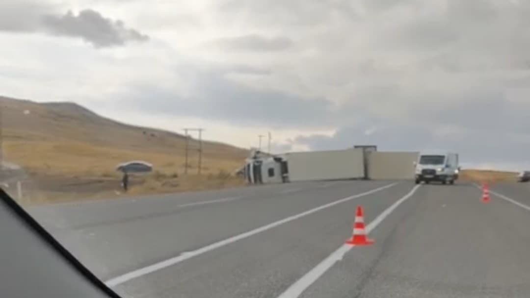 Van'da Tır Devrildi: Sürücü Hastaneye Kaldırıldı
