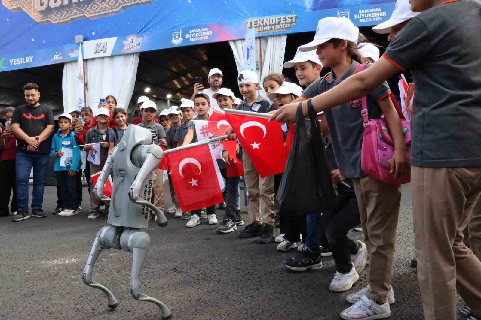 TEKNOFEST Güneydoğu'da Robot Köpek Duman Çocukların İlgi Odağı Oldu
