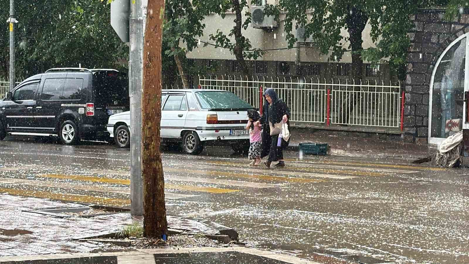 Siverek'te Aniden Bastıran Sağanak Hayatı Olumsuz Etkiledi