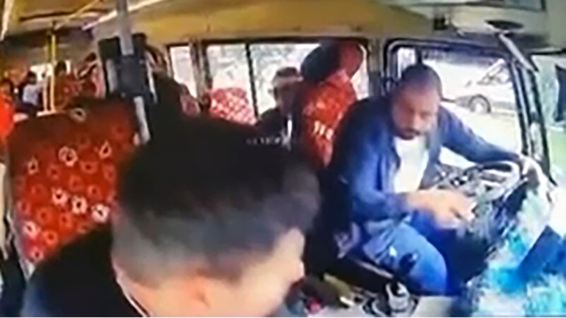Adana'da Dikkatsizlik Kazaya Yol Açtı: Seyir Halinde Yolcularla Konuşan Minibüs Sürücüsü Çarptı