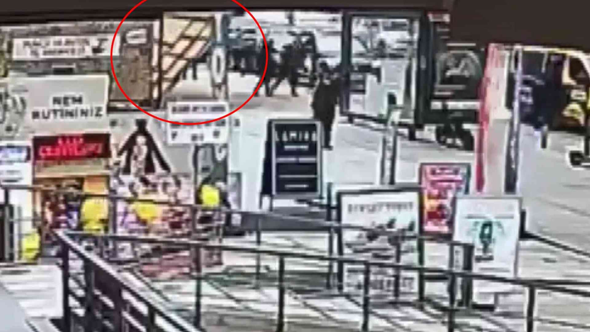 Bağdat Caddesi'nde İkiz Kardeşlerin Üzerine İnşaat Panosu Devrildi
