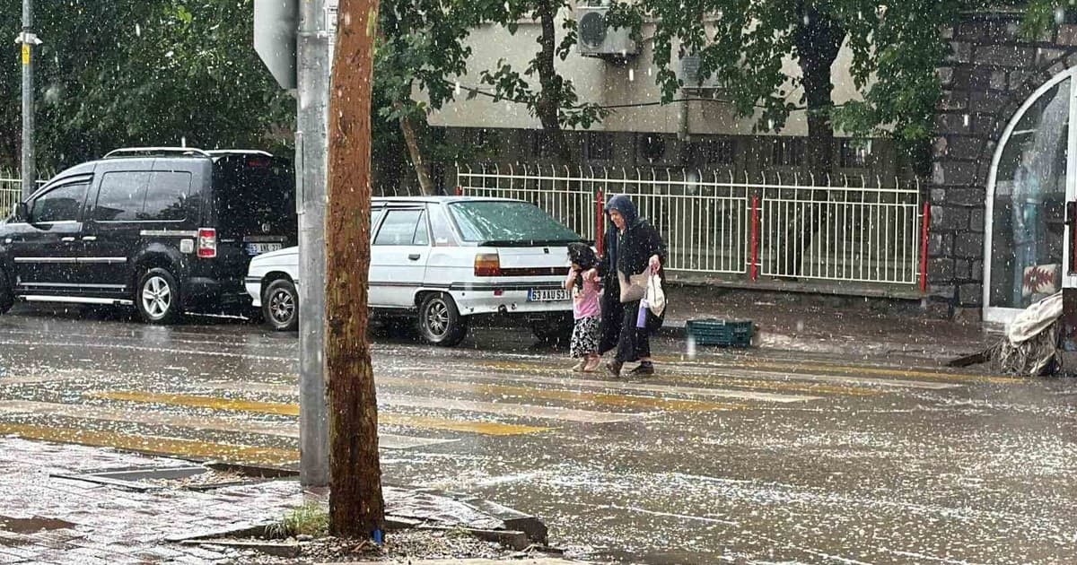 Siverek'te Aniden Bastıran Sağanak Yağış Hayatı Olumsuz Etkiledi
