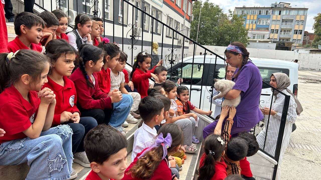 Adıyaman Belediyesi’nden çocuklara hayvan sevgisi buluşması