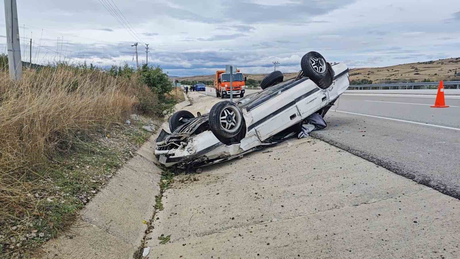 Isparta’da kontrolden çıkan otomobil 150 metre sürüklenip takla attı: 3 yaralı