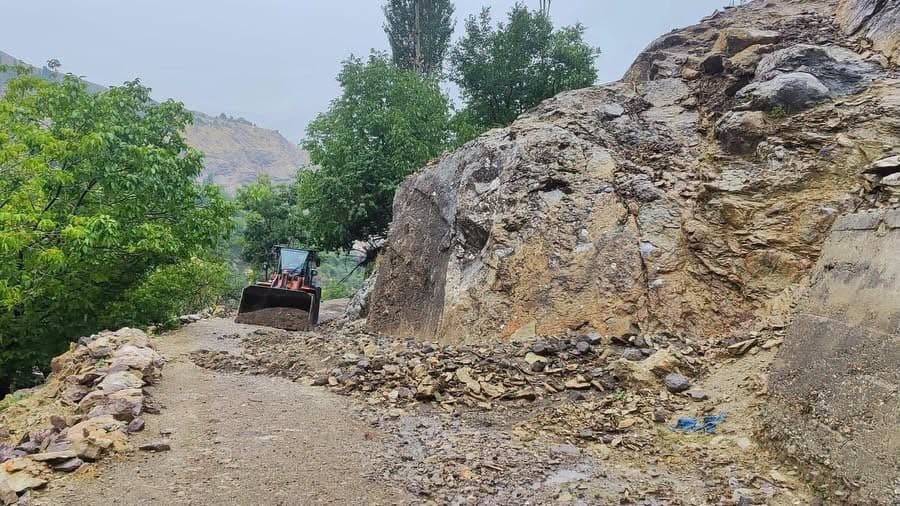 Sason’da heyelan ve taş düşmeleri nedeniyle kapanan köy yolları ulaşıma açıldı