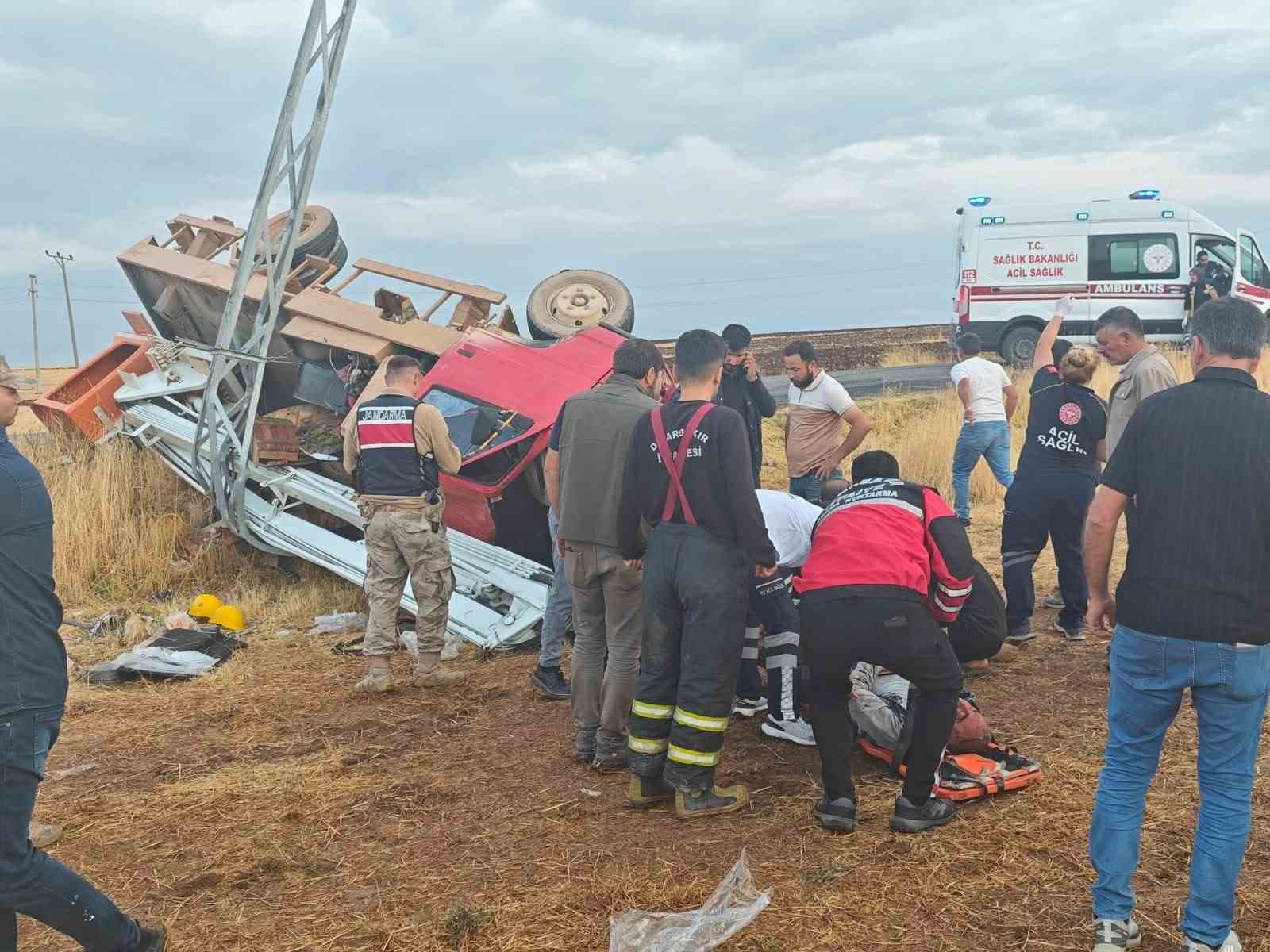 Diyarbakır’da kamyonet devrildi: 5 yaralı