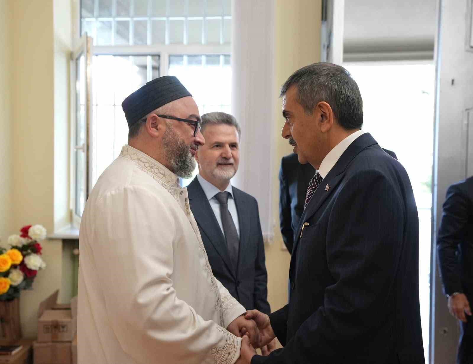 Bakan Tekin, Tiflis’te Gürcistan Müslümanları İdaresi’ni ziyaret etti