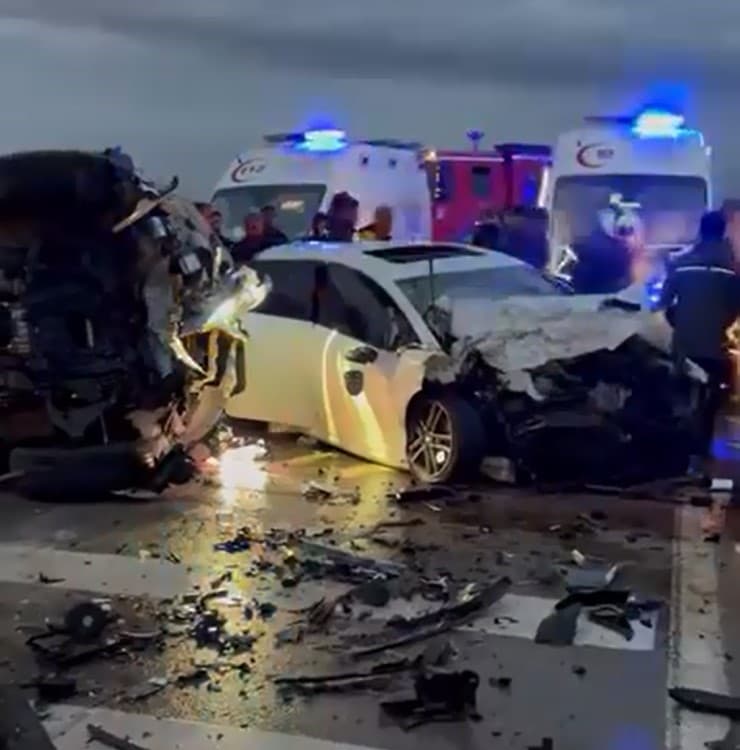 Aksaray’da iki otomobil çarpıştı: 2 ağır yaralı