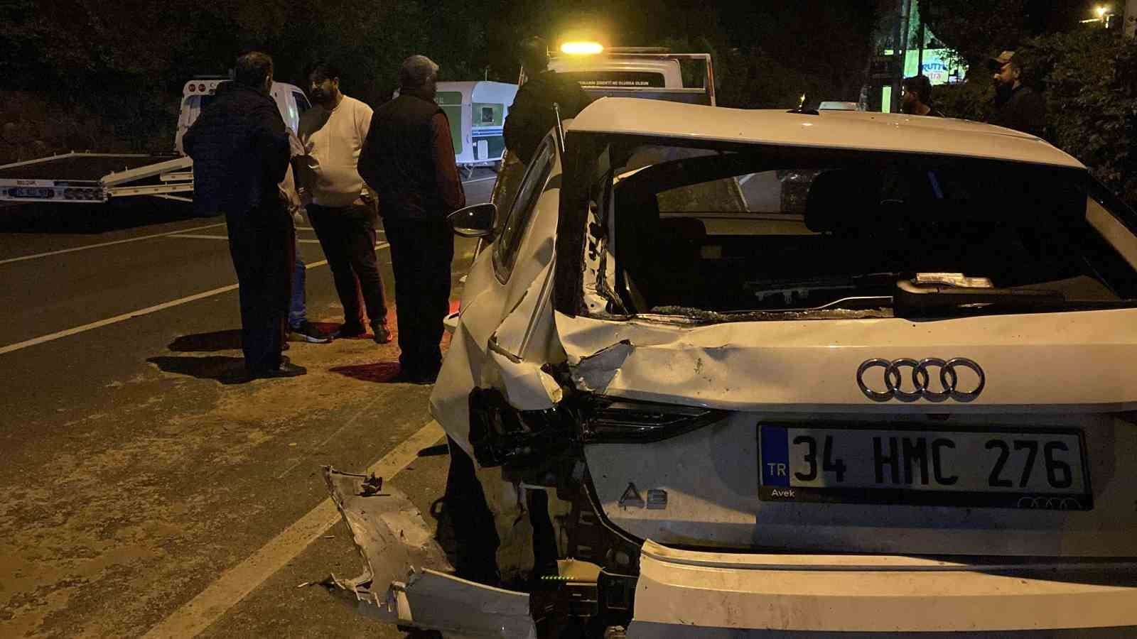 Sarıyer’de karşı yönden gelen aracın sıkıştırdığı otomobil, park halindeki 6 araca çarptı