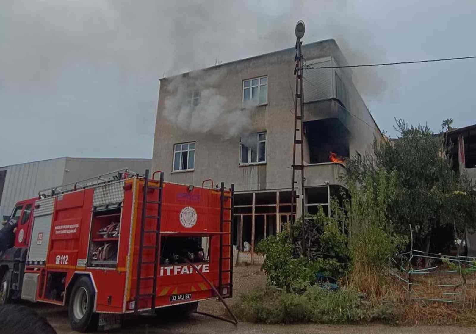 Ev yangınında mahsur kalan kadın kurtarıldı