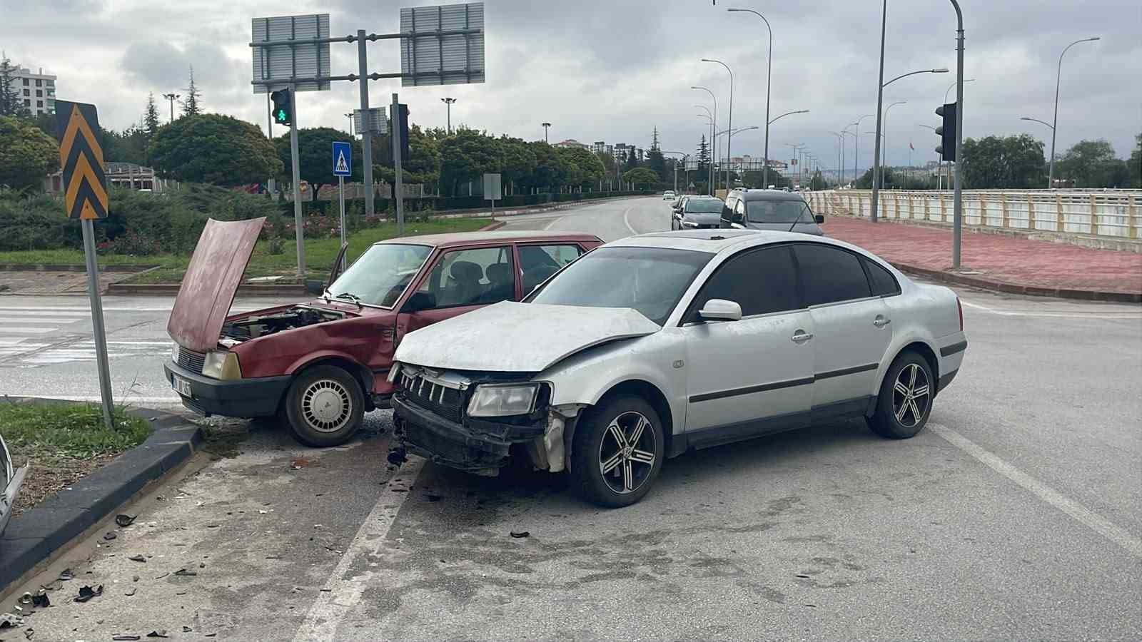 Karaman’da otomobiller çarpıştı: 1 yaralı