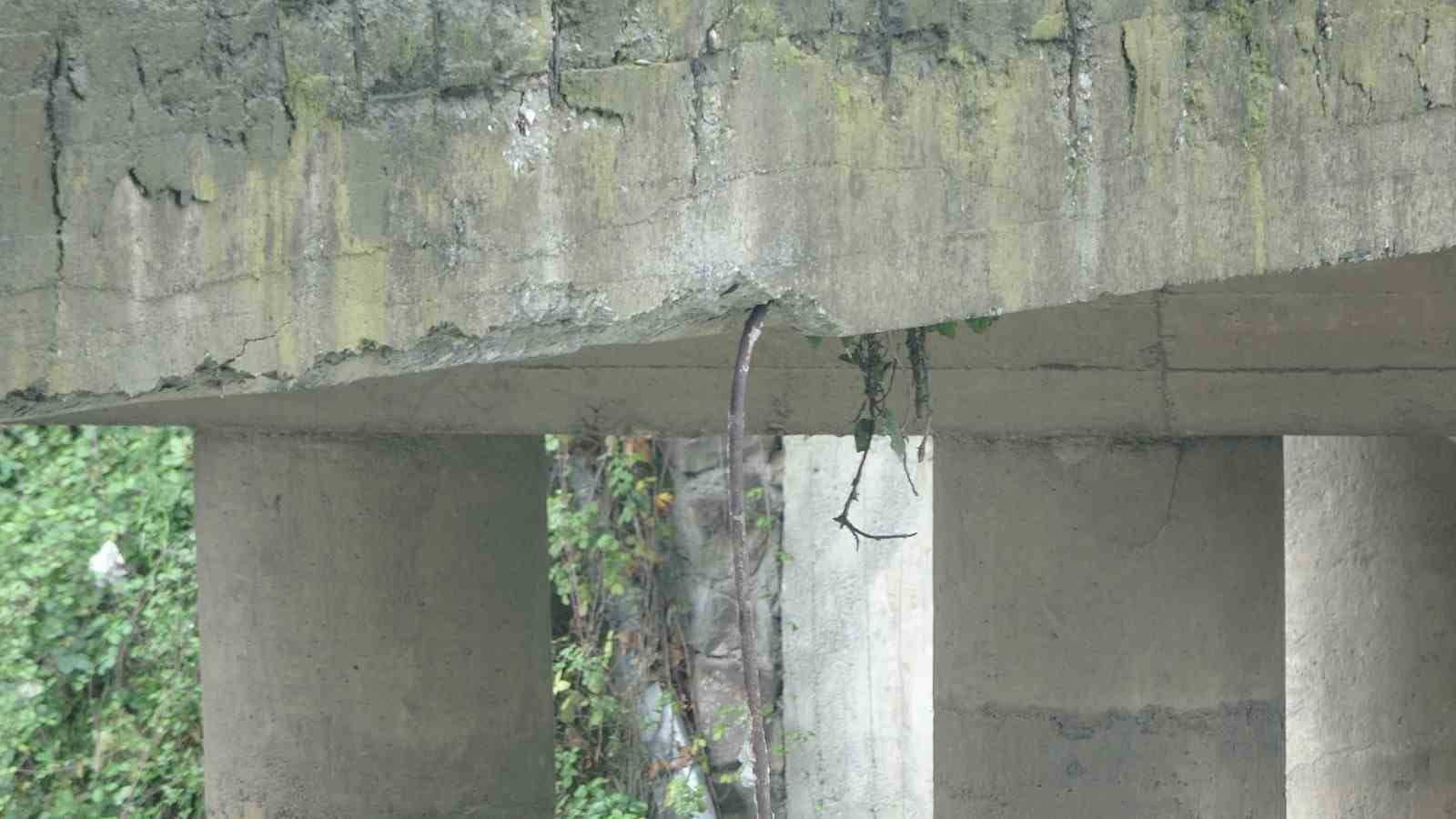 40 yıllık köprüde korkutan görüntü: Betonlar döküldü, demirler sarktı