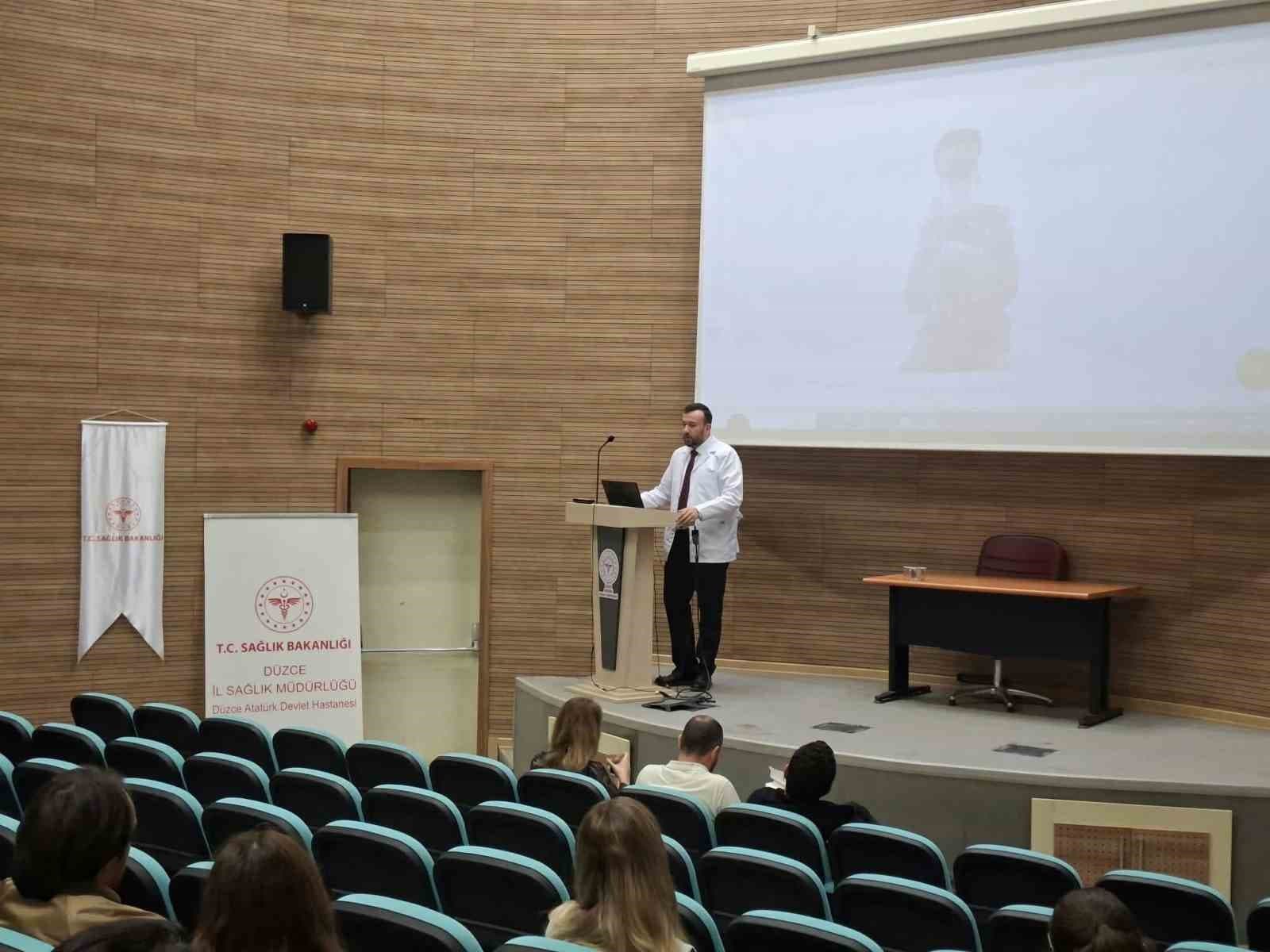 Düzce Atatürk Devlet Hastanesi’nde yeni hekimlere acil tıp eğitimi