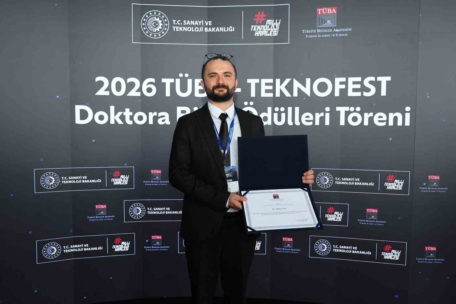 Düzce Üniversitesi öğretim üyesi üçüncü oldu