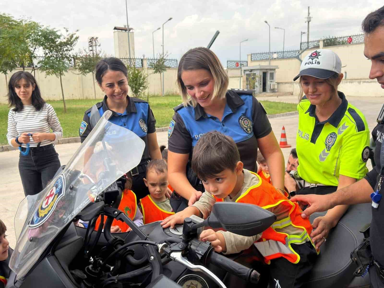 Cizre’de minik öğrencilere polislik mesleği tanıtıldı
