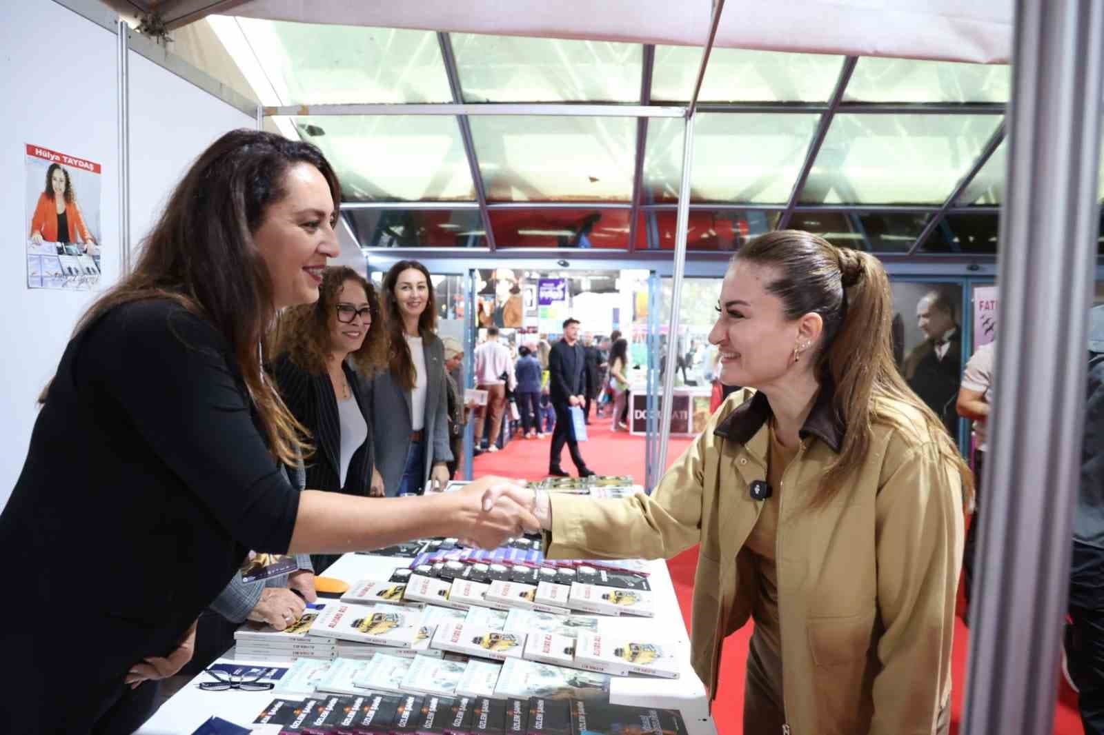 Antalya Kitap Fuarı’nda ikinci gün yoğunluğu
