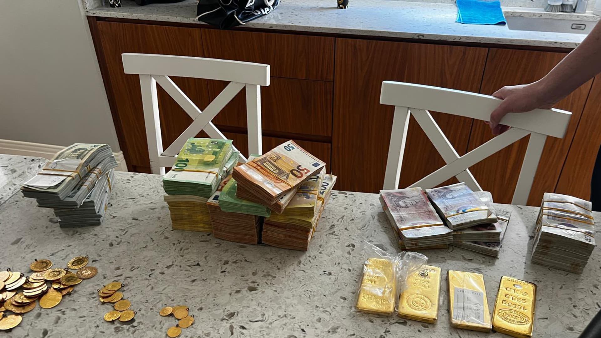Mersin soruşturmasında evden servet çıktı