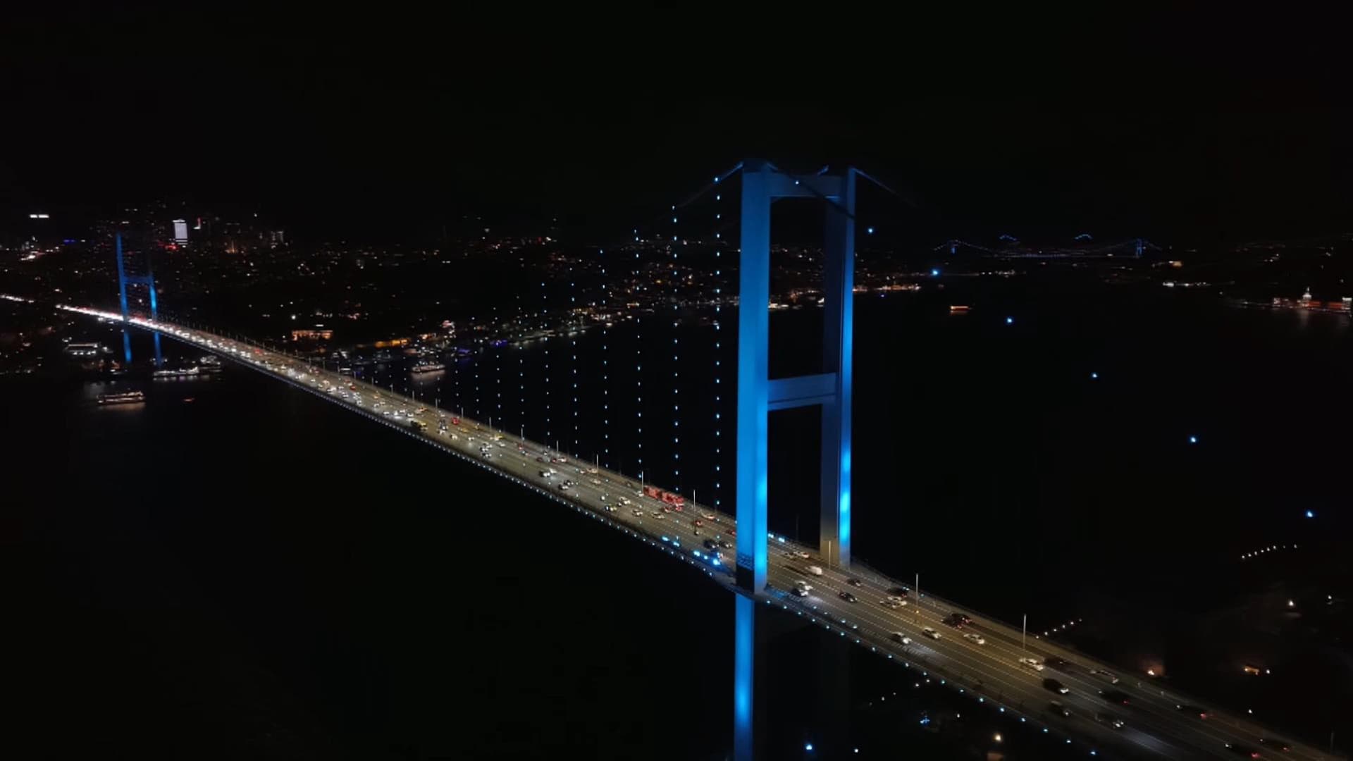 İstanbul Boğazı’nda turkuaz gece