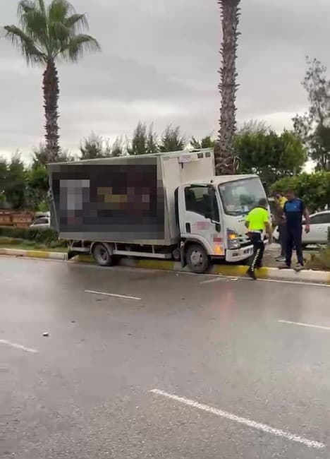 Direksiyon başında fenalaşan sürücü refüje çıktı