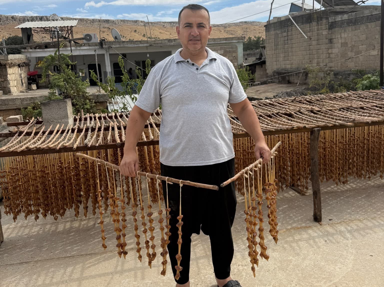 Gaziantep’in yöresel lezzetleri cevizli sucuk ve bastık geleneksel yöntemlerle hazırlanıyor