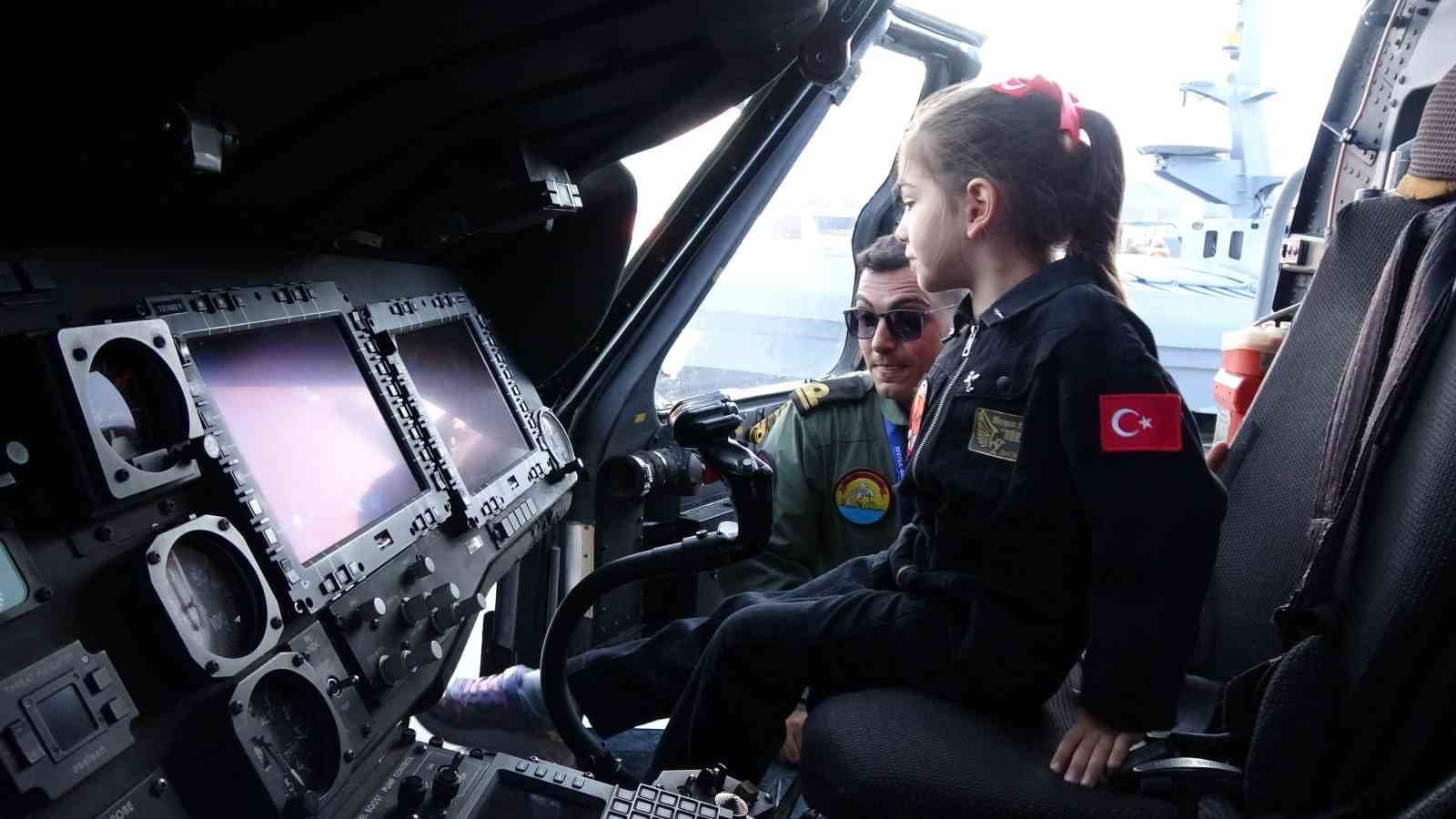 Uçakları camdan izliyordu, TEKNOFEST’te kokpite oturdu: 6 yaşındaki Meryem’in F-16 hayali