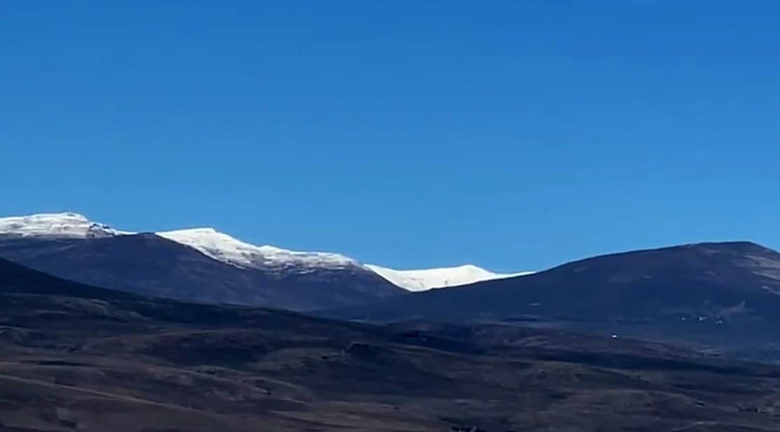 Kars’ın çatısı beyaza büründü: Mevsimin ilk karı dağlara düştü