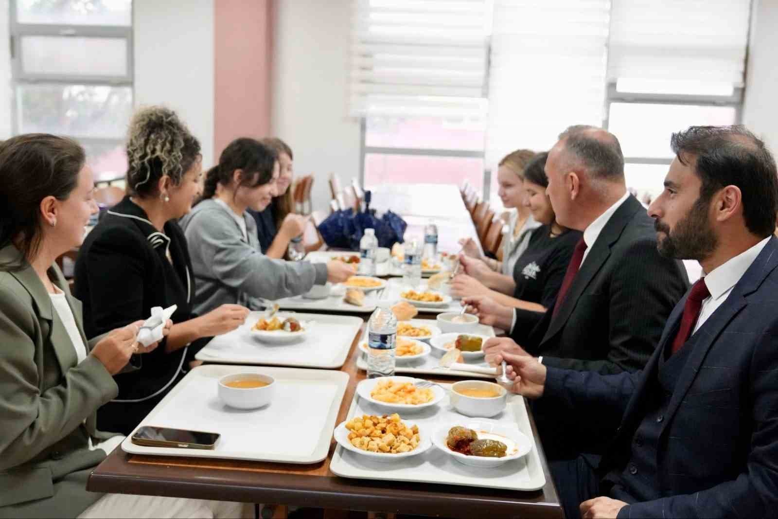 Müdür Özalp, Bandırma’daki yurtlarda öğrencilerle buluştu