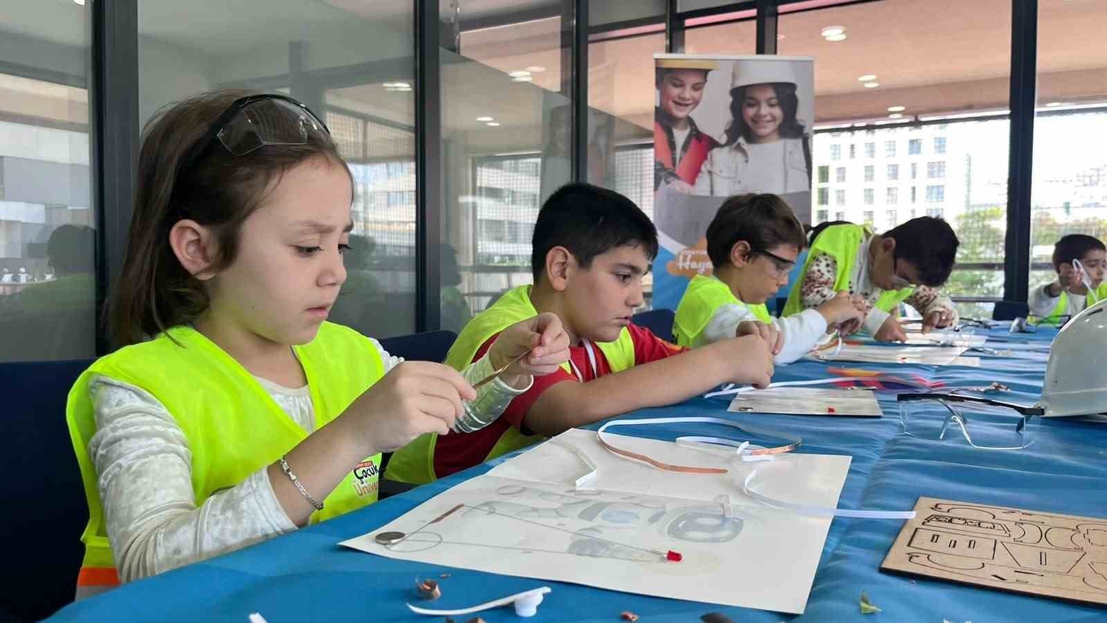Esenyurtlu çocuklar Hayal Fabrikası’nda bilim ve sanatla buluşuyor