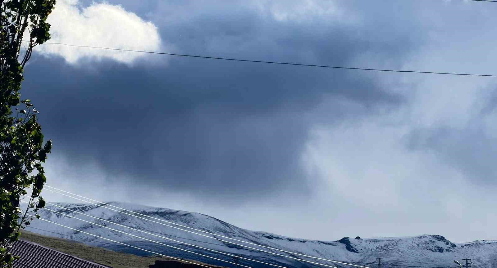 Ardahan’a mevsimin ilk karı yağdı, Kısır Dağı’nın zirvesi beyaza büründü