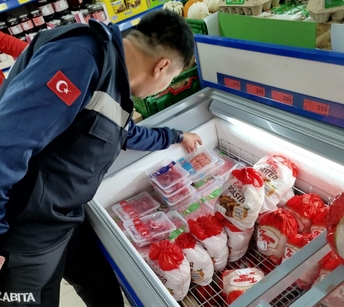 Şehzadeler zabıtasından zincir market denetimi