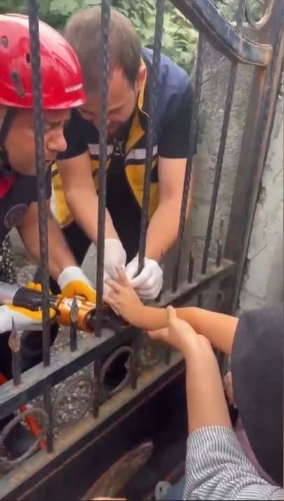 Osmaniye’de korkuluğa saplanan çocuğun parmağını itfaiye kurtardı