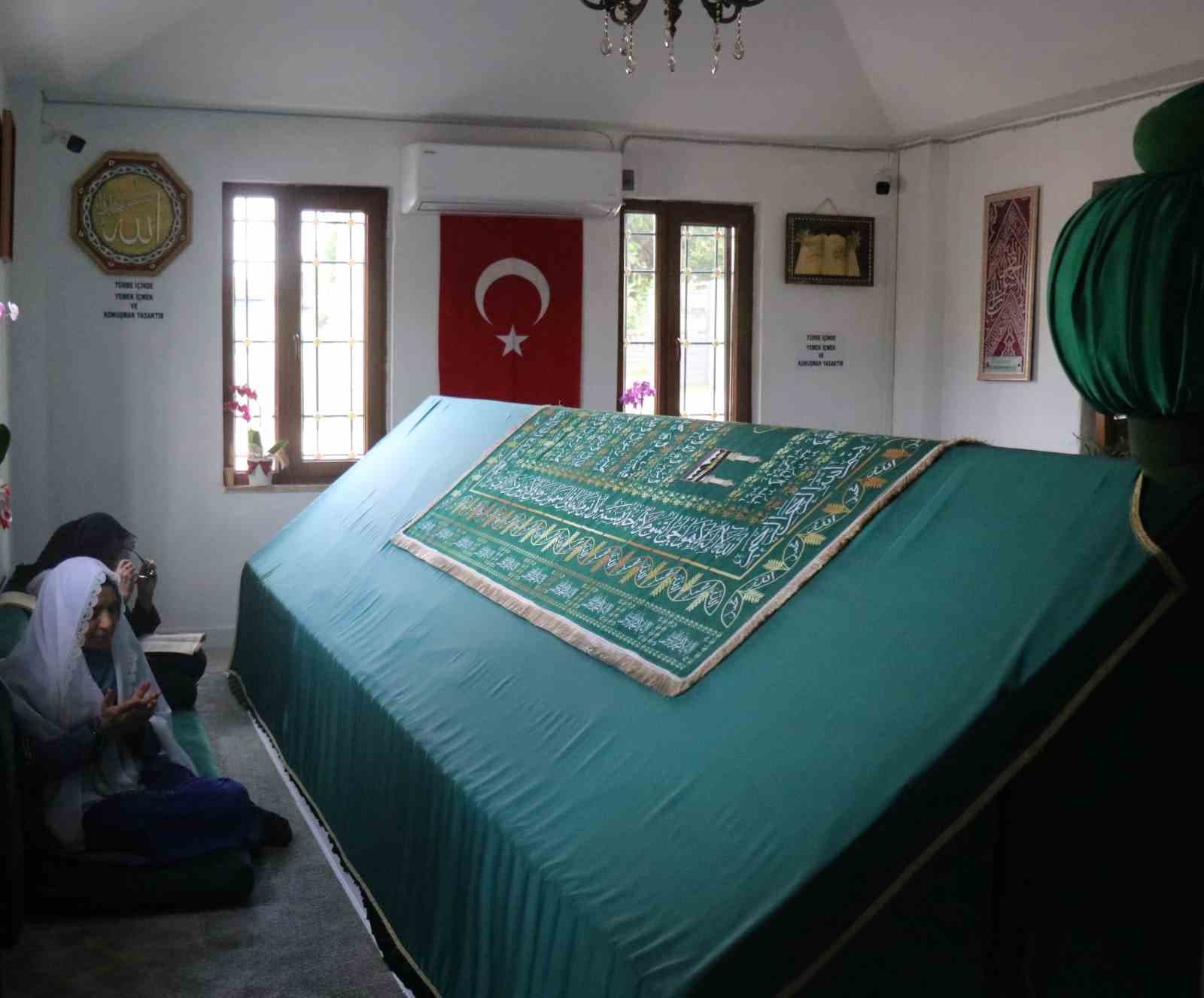 Şehre ve nehre adı verildiği rivayet edilen zatın türbesinde huzur buluyorlar