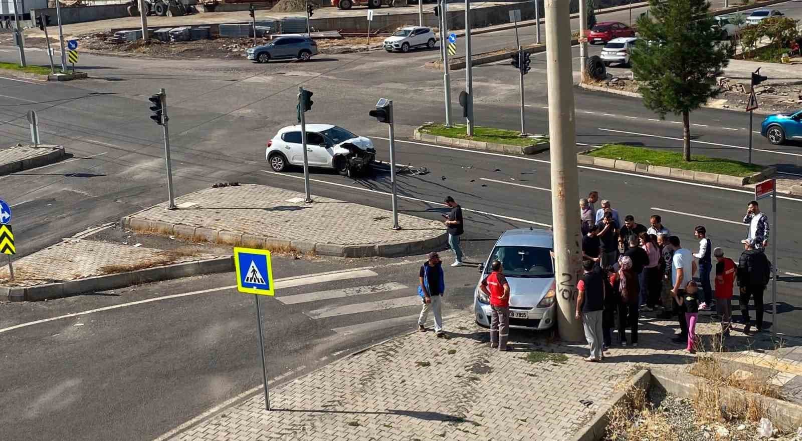 Diyarbakır’da iki araç çarpıştı: 3 yaralı