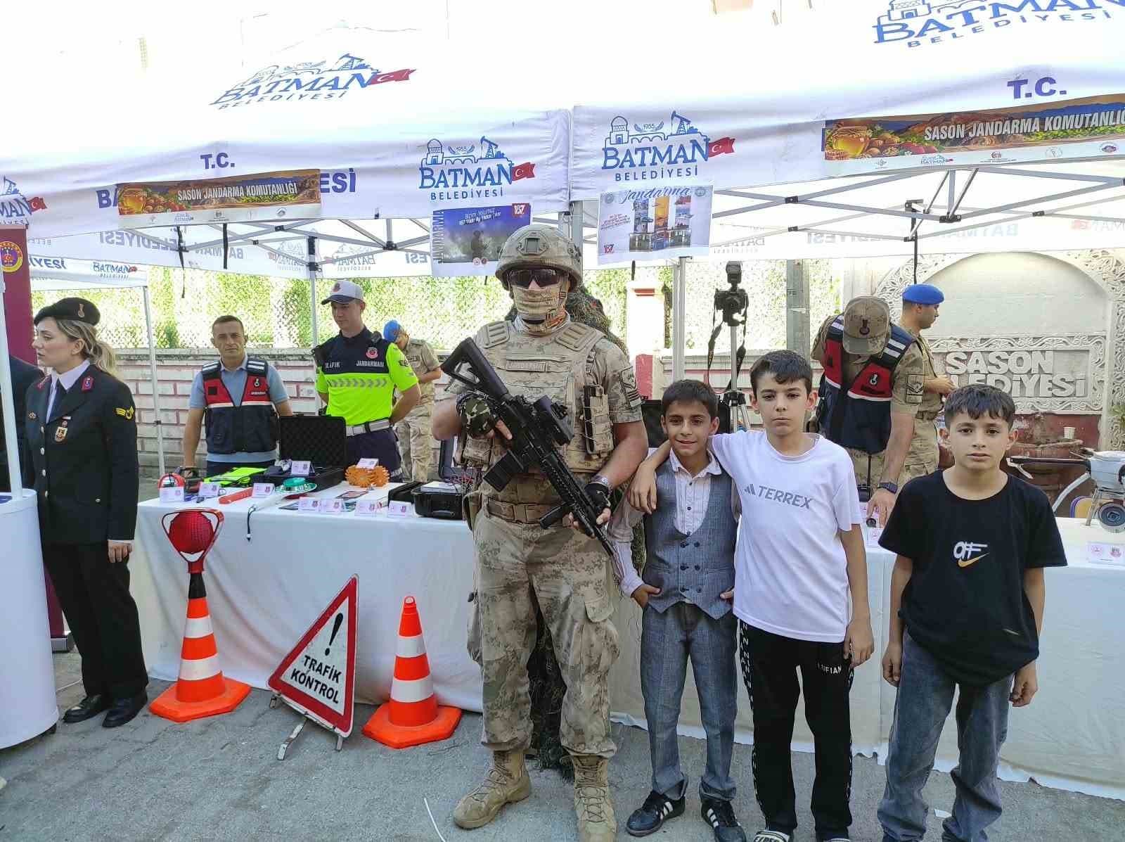 Sason’daki festivalde jandarma standına yoğun ilgi